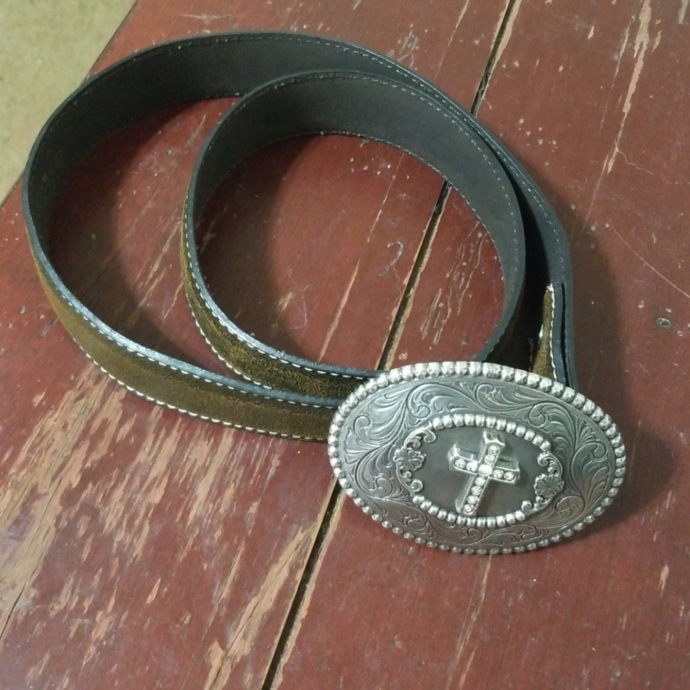 Belt with cross buckle